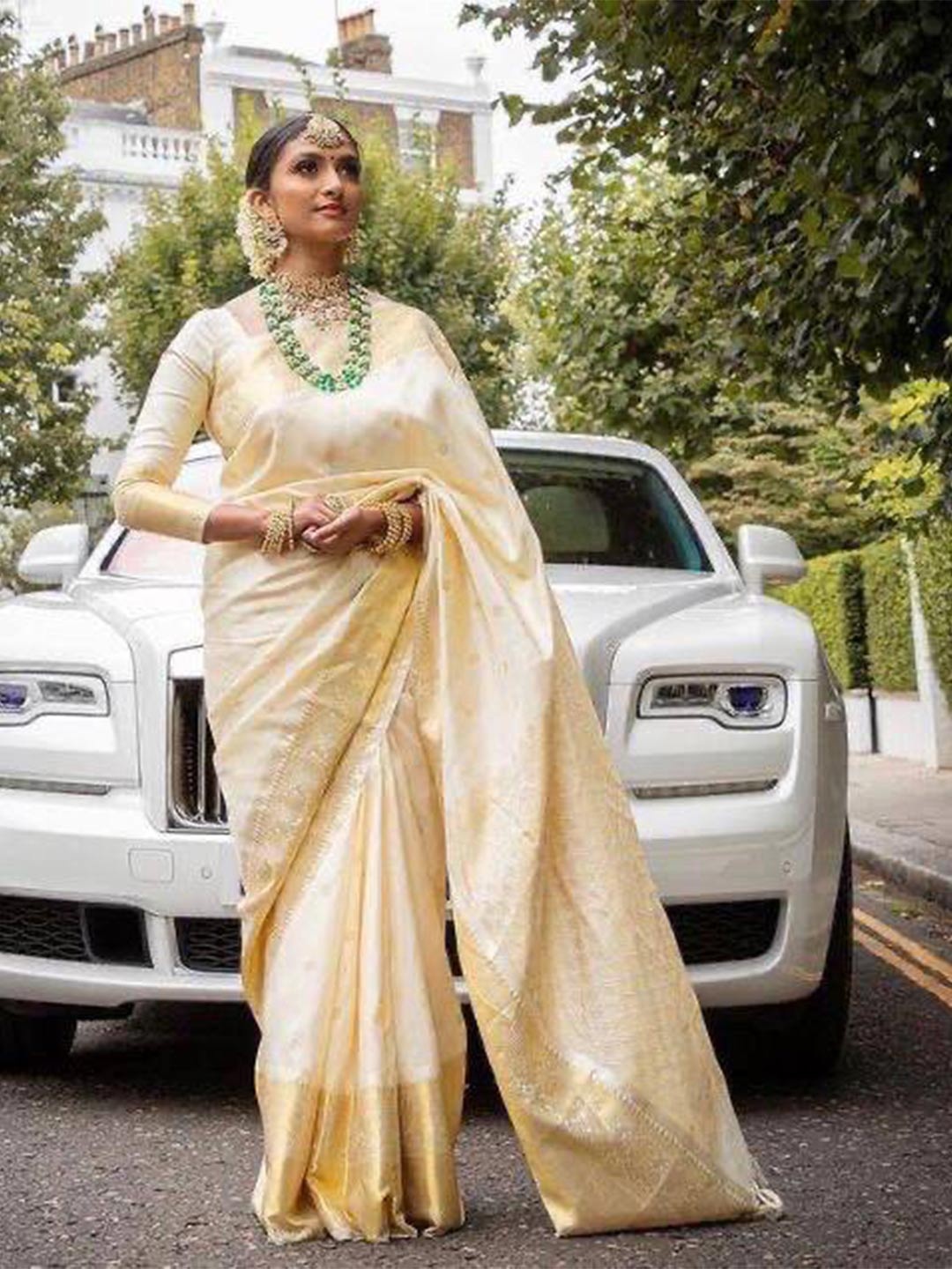 

FABIAN FASHION Ethnic Motifs Woven Design Zari Silk Cotton Banarasi Saree, White