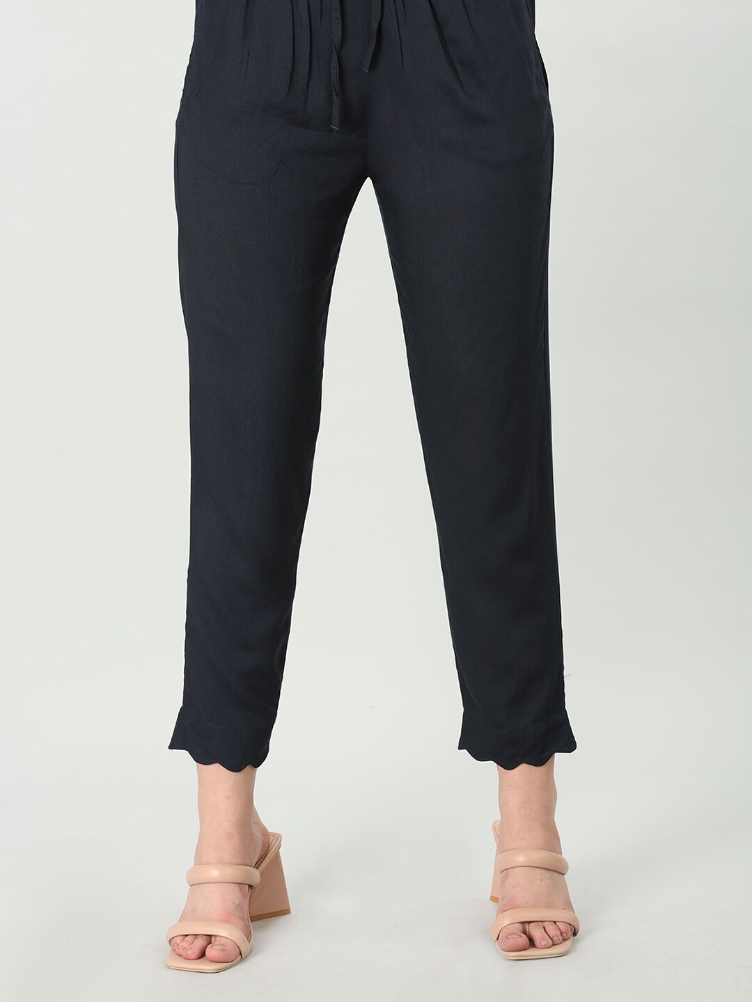 

Mustard Women Mid-Rise Pleated Cropped Regular Trouser, Navy blue