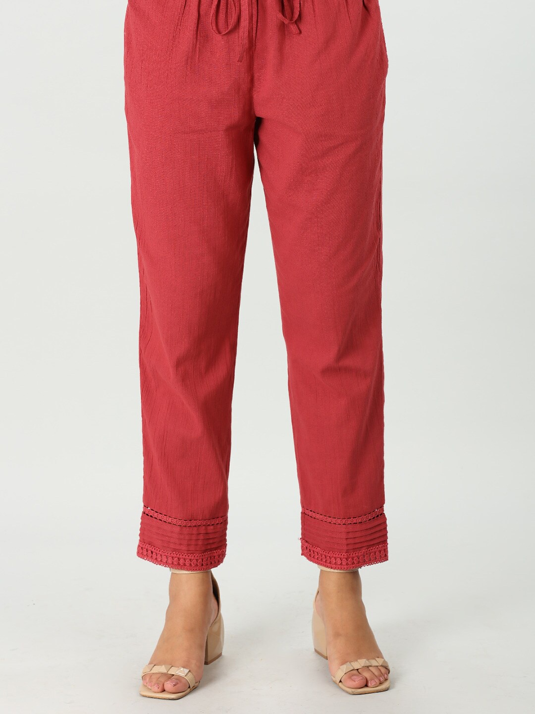 

Mustard Women Mid-Rise Pleated Trousers, Maroon