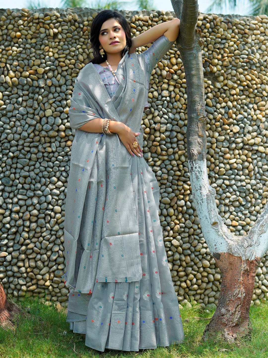 

LIMDO Ethnic Motifs Woven Design Pure Linen Zari Saree, Grey