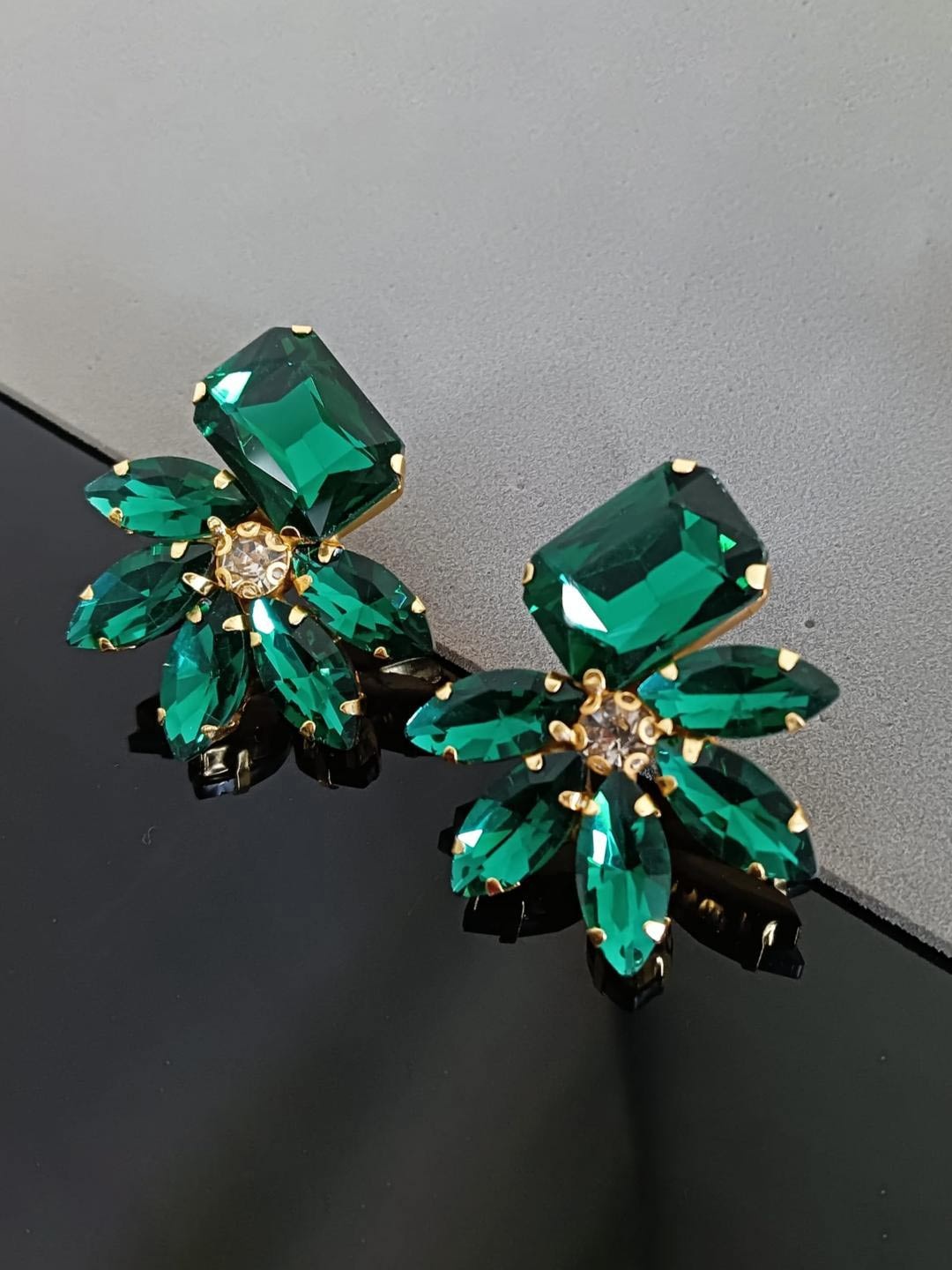 

Efulgenz Gold-Plated Studs Earrings, Green