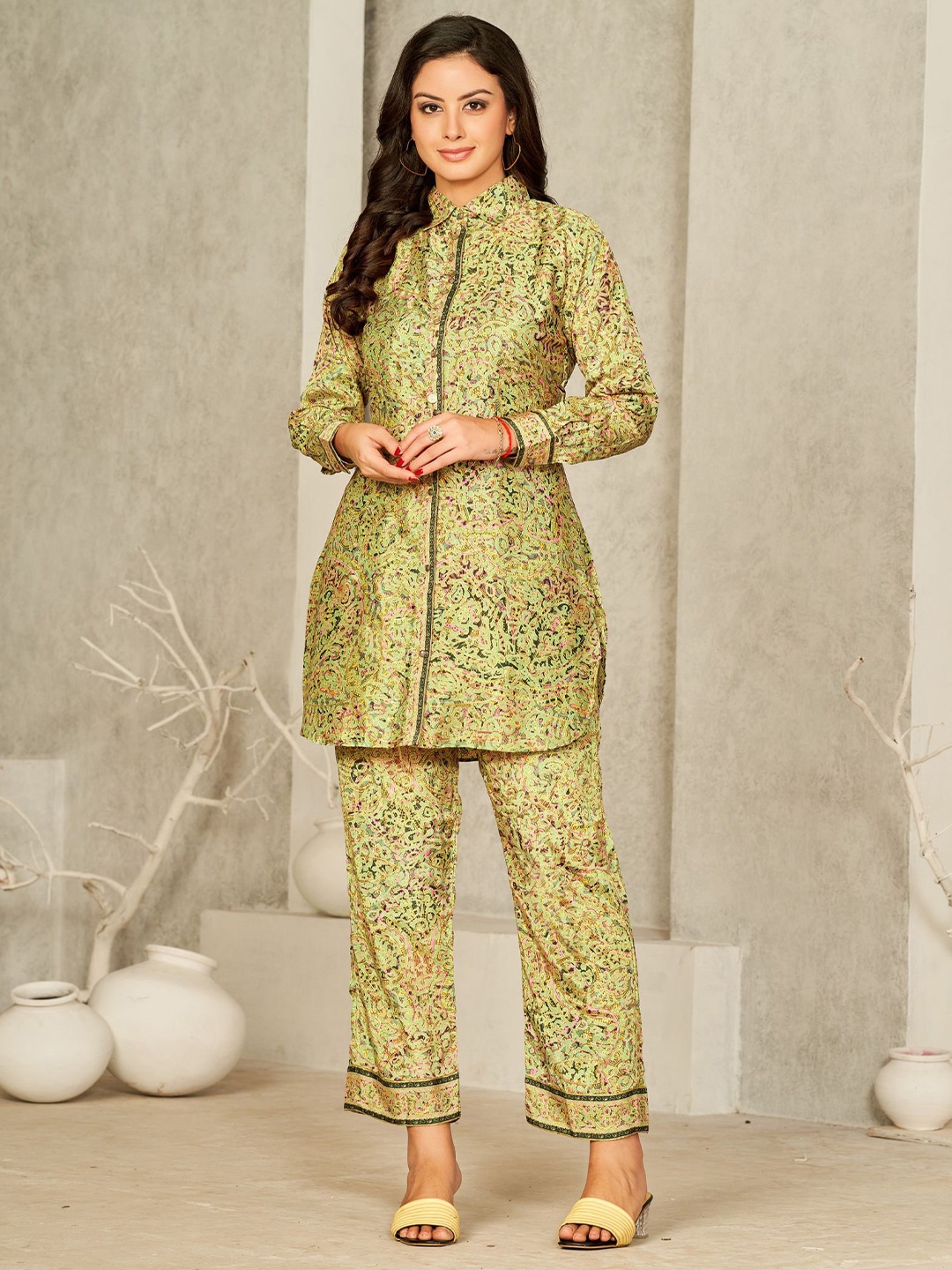 

KALINI Printed Shirt collar Regular Pure Silk Kurta with Trousers, Green