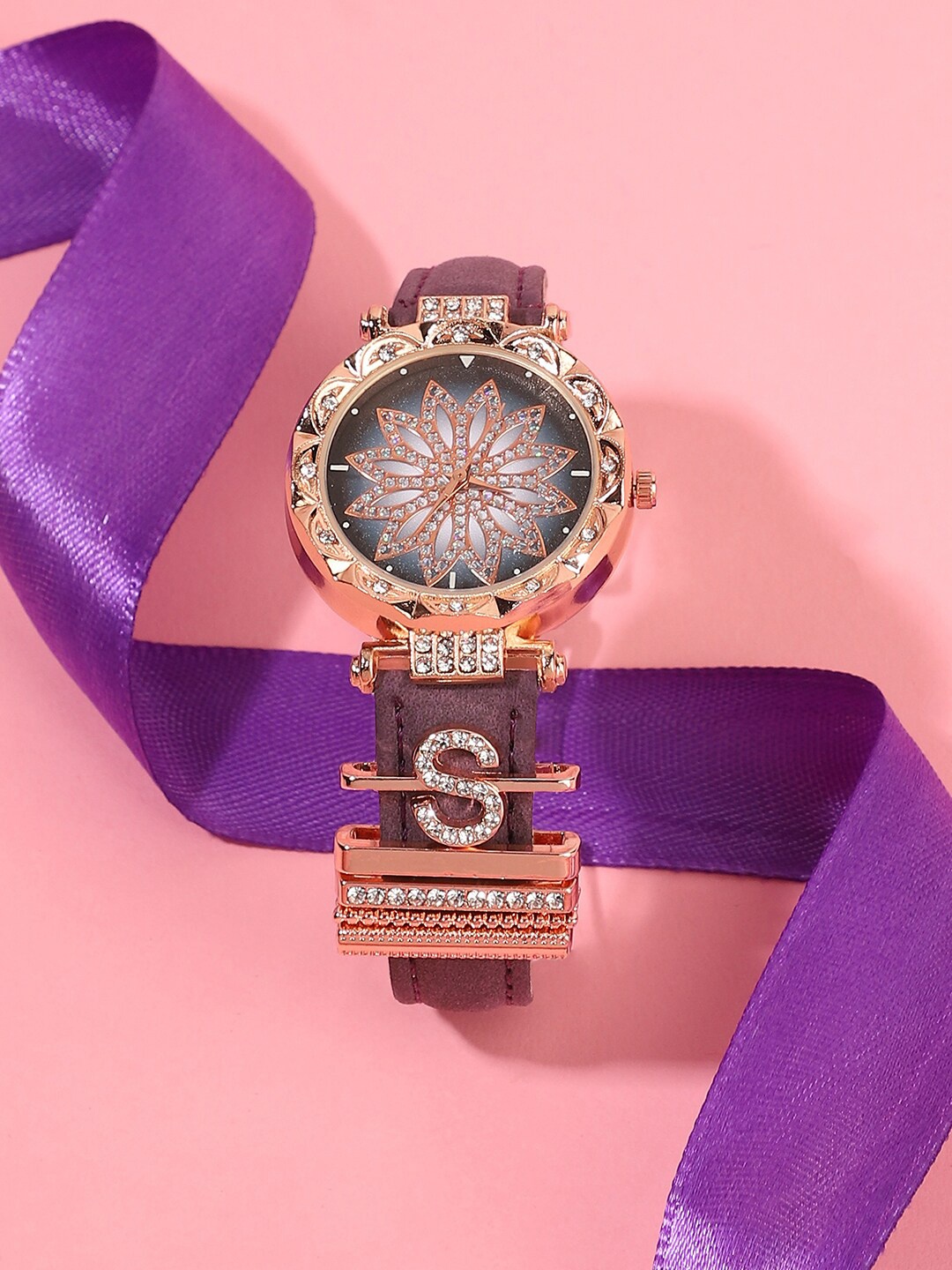 

HAUTE SAUCE by Campus Sutra Women Analogue Watch With S Initial Charm AW23_HSCW5146, Purple