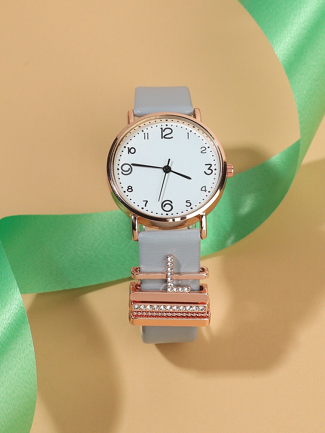 

HAUTE SAUCE by Campus Sutra Women Analogue Watch With L Initial Watch Charm AW23_HSCW5137, Grey