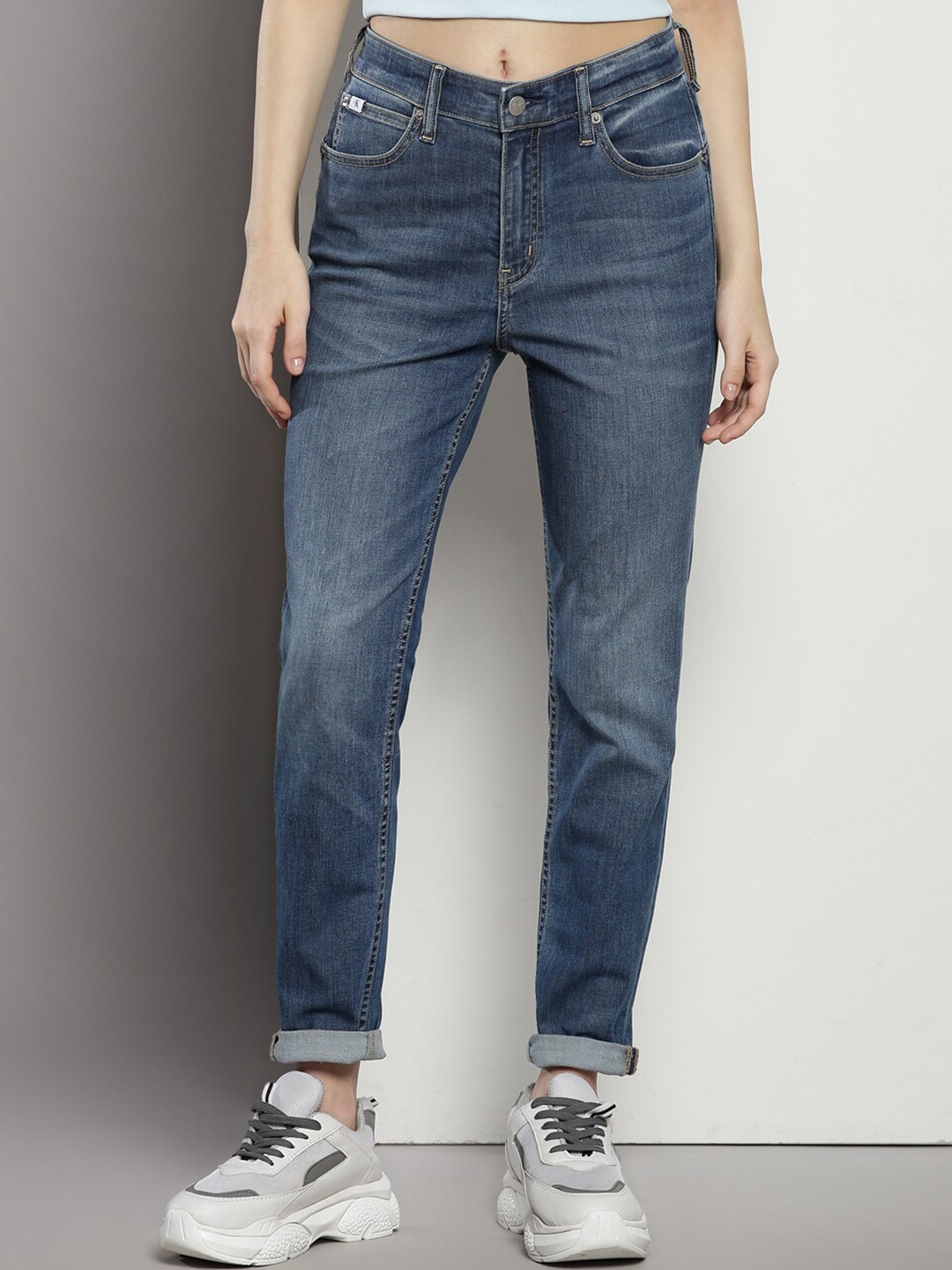 

Calvin Klein Women Mid-Rise Clean Look Light Fade Cotton Jeans, Blue