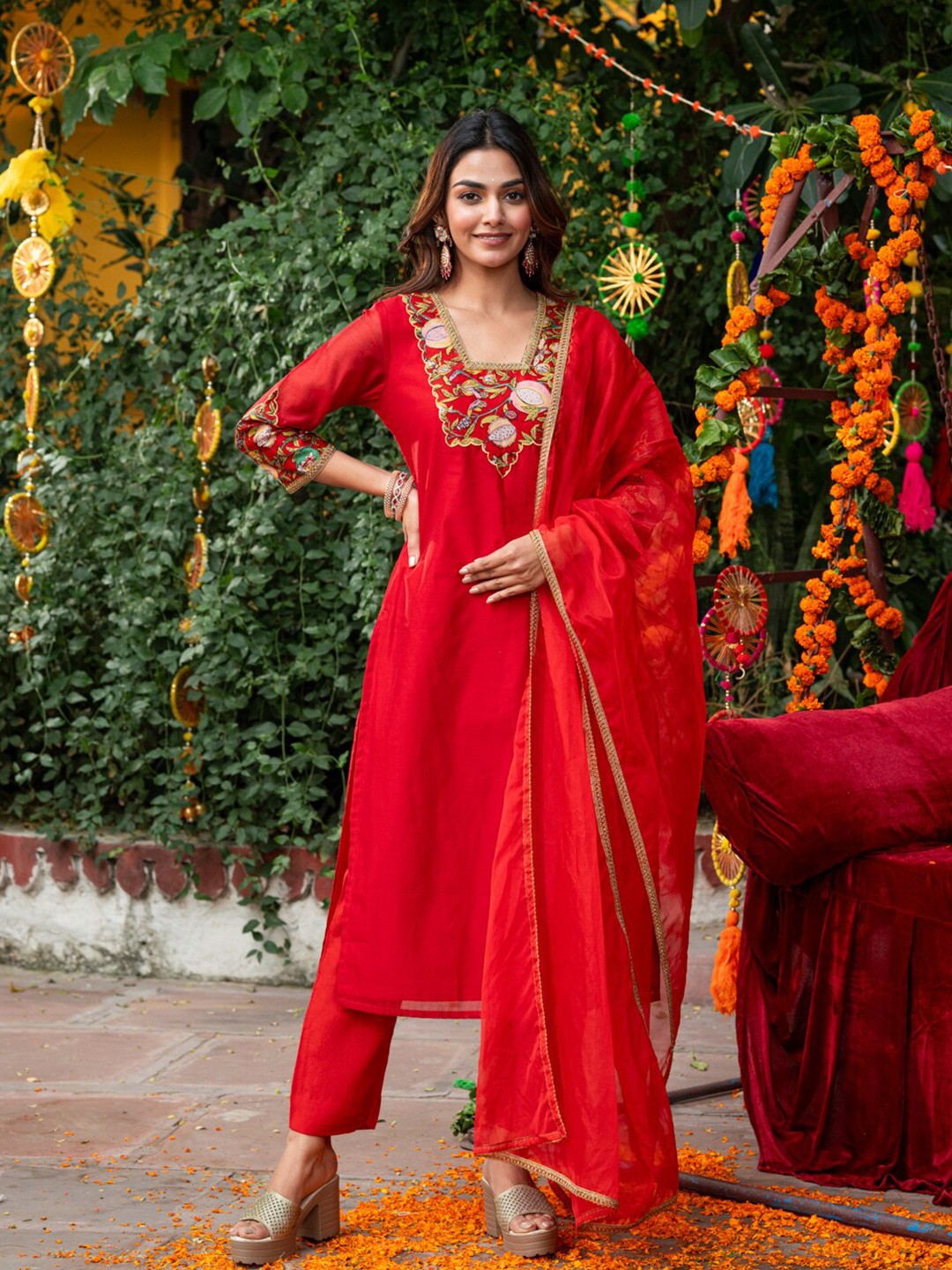 

Ambraee Floral Square Neck Gotta Patti Chanderi Silk Kurta With Trousers & Dupatta, Red