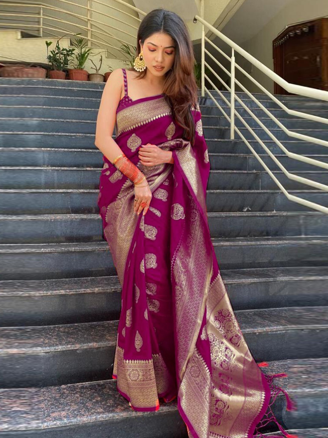 

RadadiyaTRD Woven Design Zari Silk Cotton Kanjeevaram Saree, Burgundy