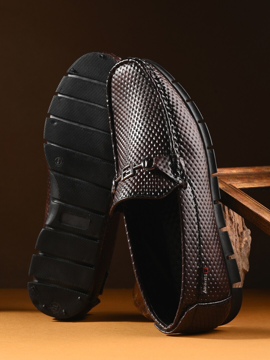 

AARAVIN'S Men Textured Loafers, Brown