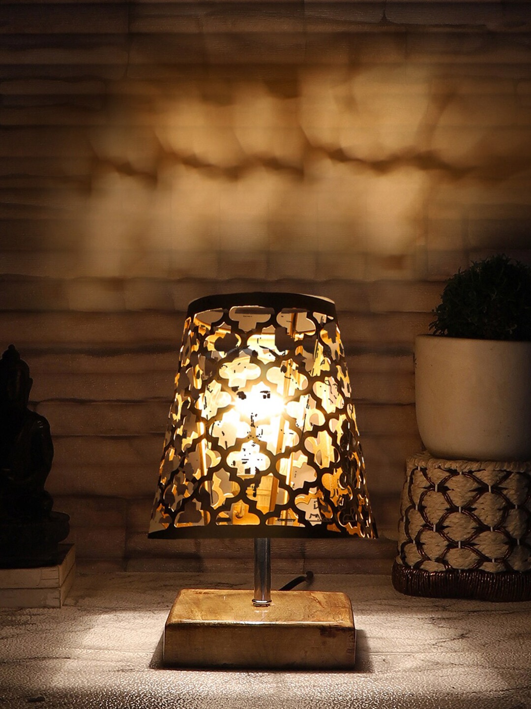 

Devansh Black Metal Frustum Table Lamp