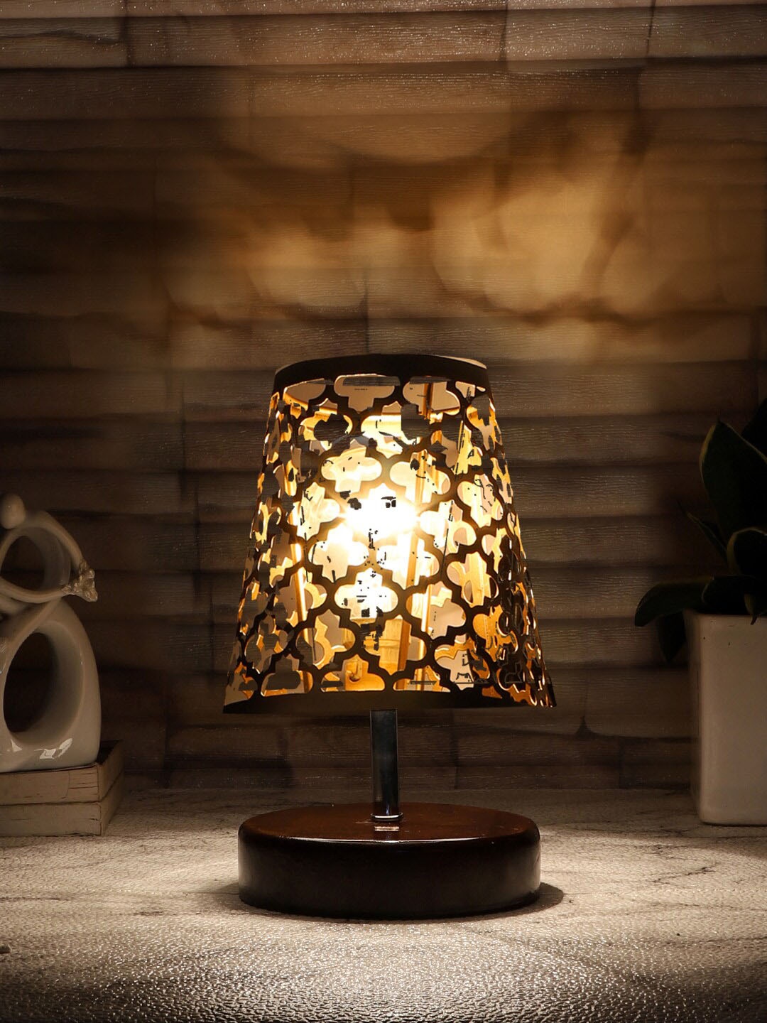 

Devansh Black Metal Frustum Table Lamp