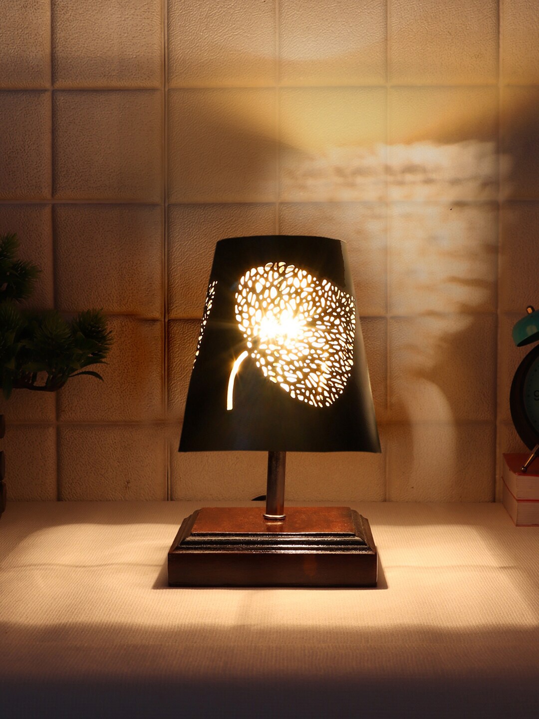 

Devansh Black Leaf Textured Metal Table Lamp