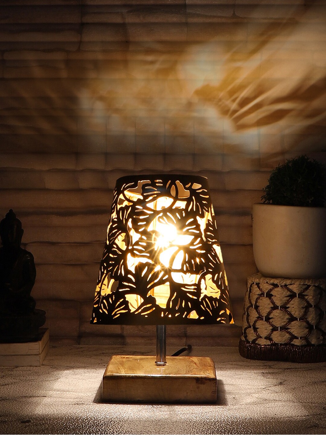 

Devansh Black Textured Metal Table Lamp