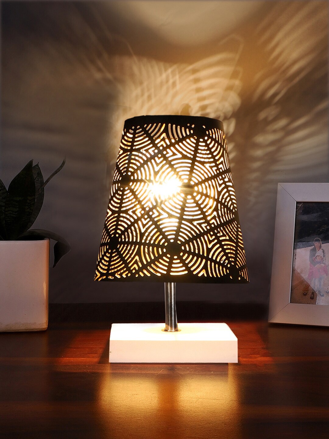 

Devansh Black & White Metal Textured Contemporary Table Lamp
