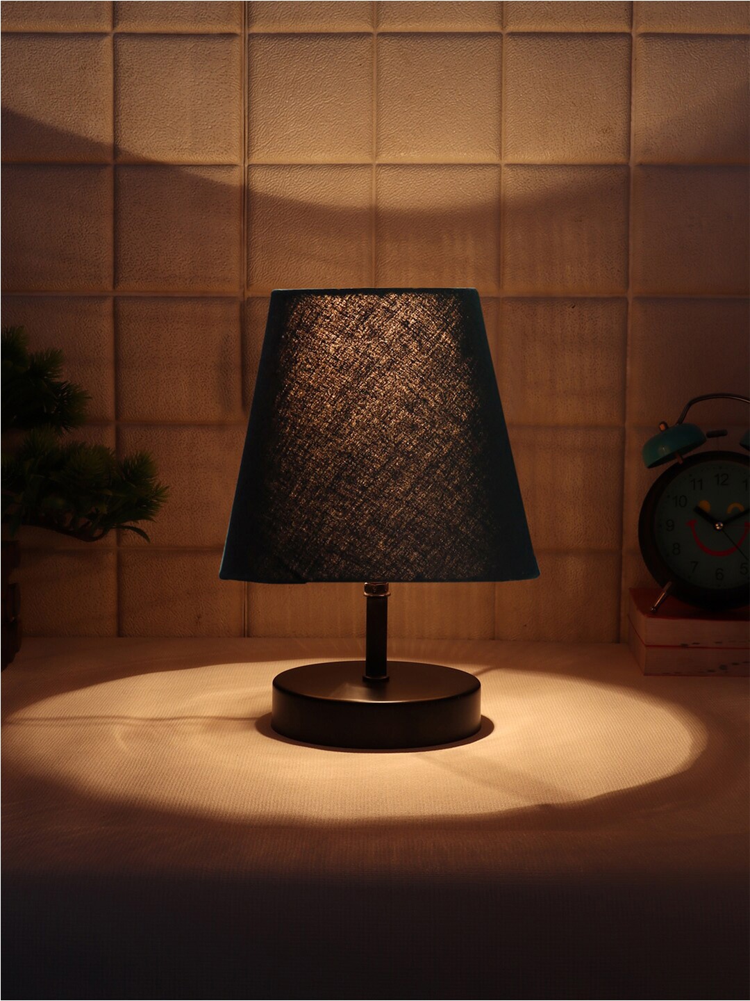 

Devansh Black & Brown Wooden Contemporary Table Lamp