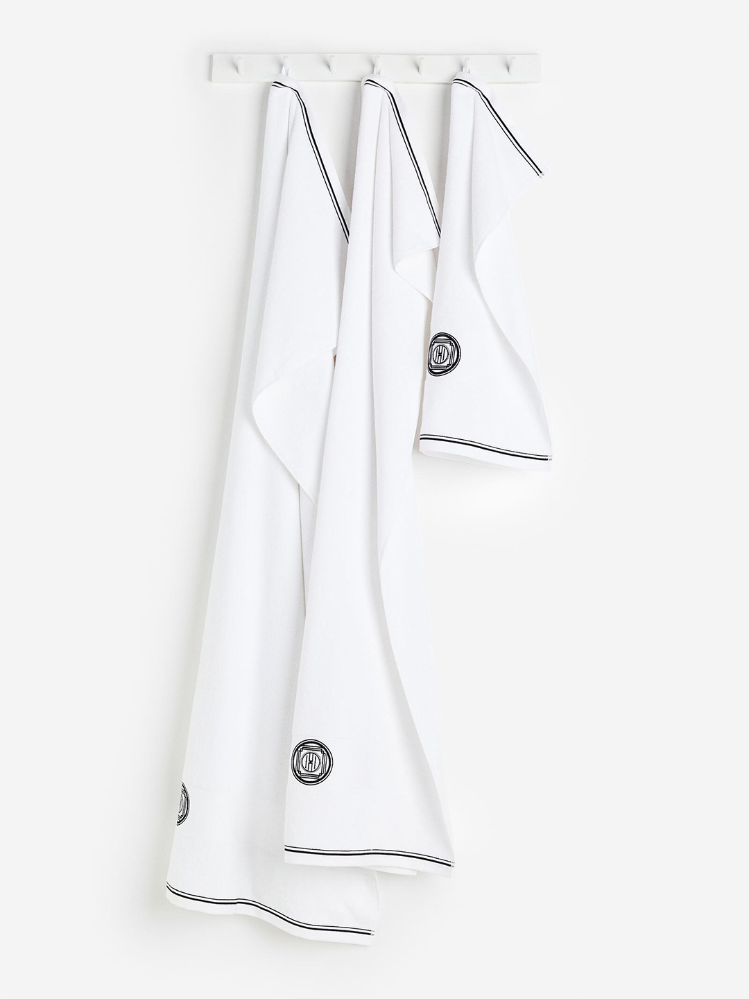 

H&M White Classic Emblem Bath Towels