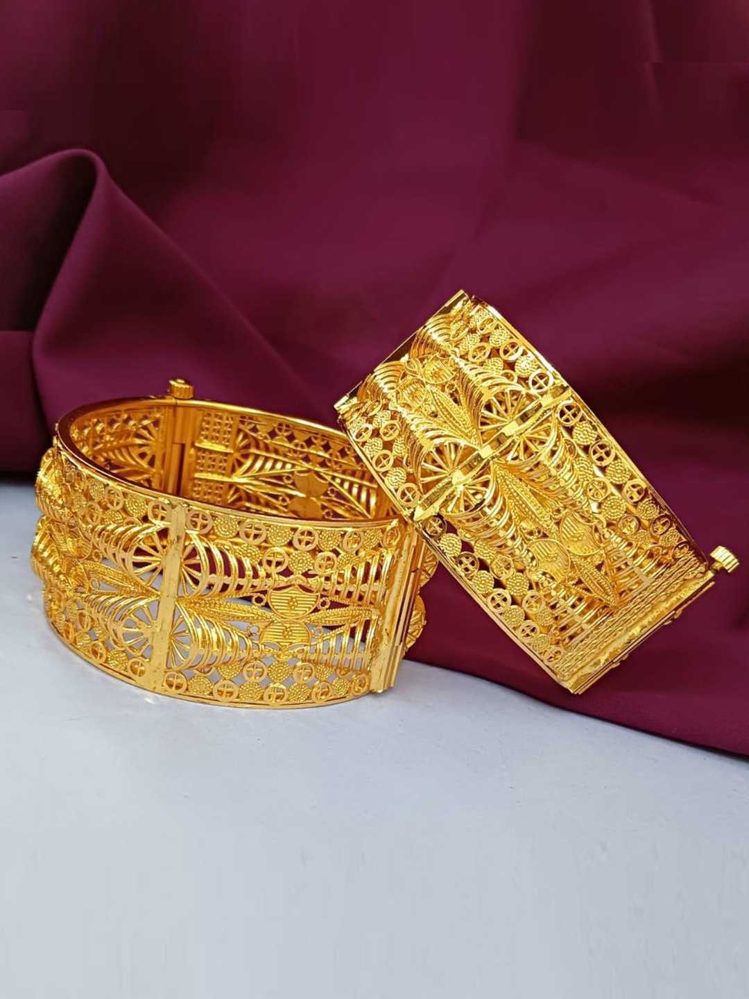 

Efulgenz Set of 2 Gold-Plated Openable Bangles