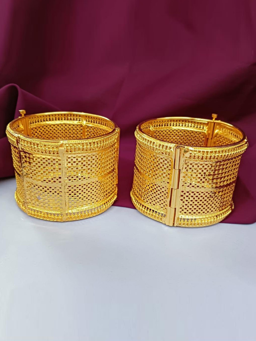 

Efulgenz Set of 2 Gold-Plated Openable Gold Bangle