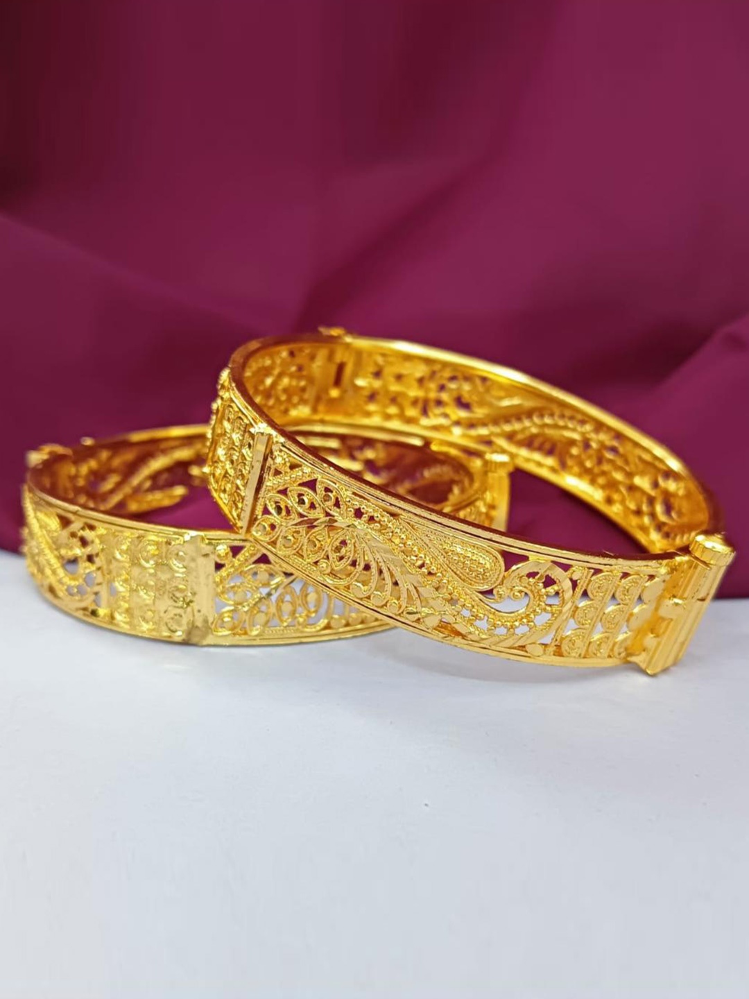 

Efulgenz Set of 2 Gold-plated Bangle
