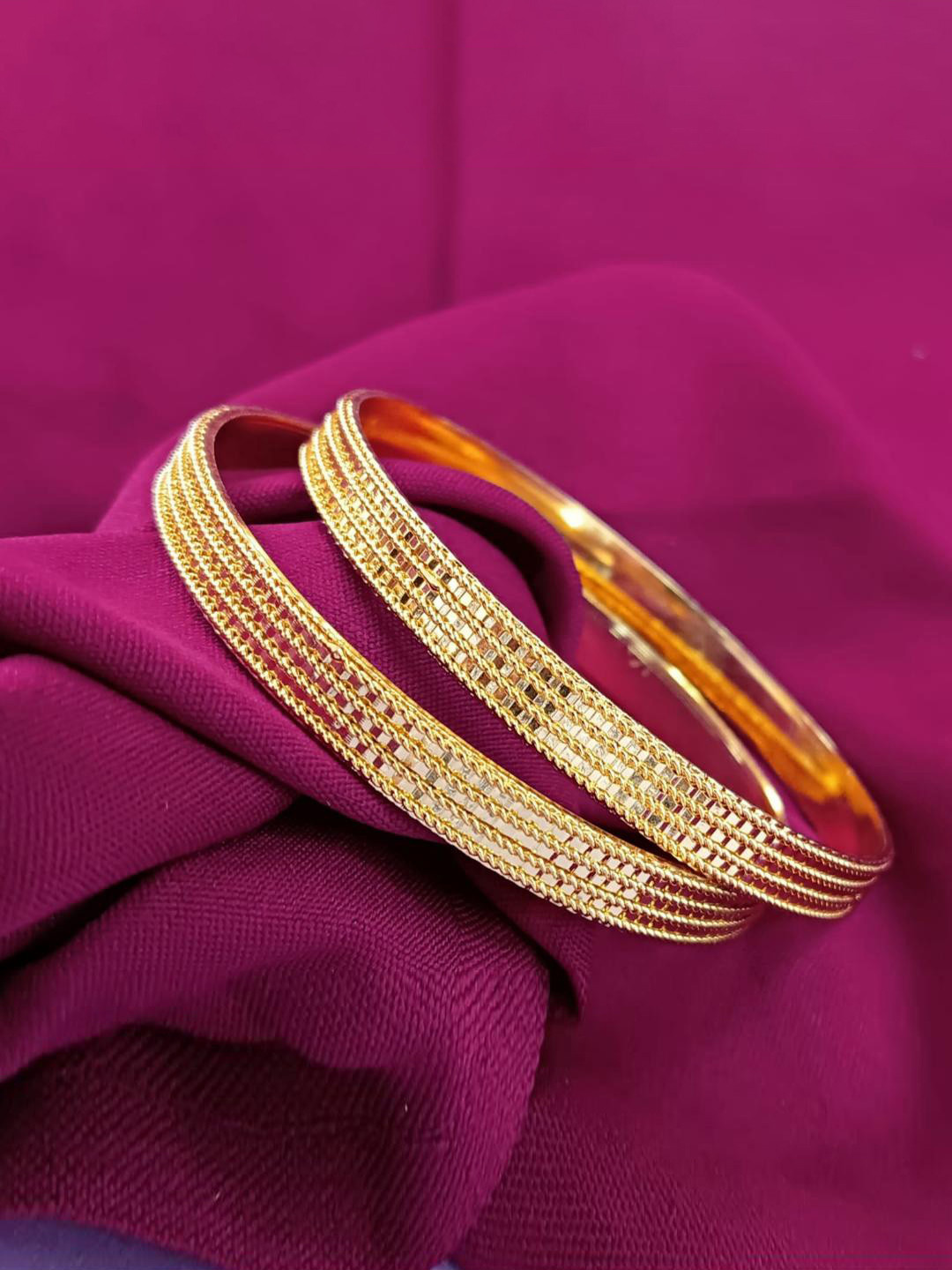 

Efulgenz Set of 2 Gold plated Textured Bangles