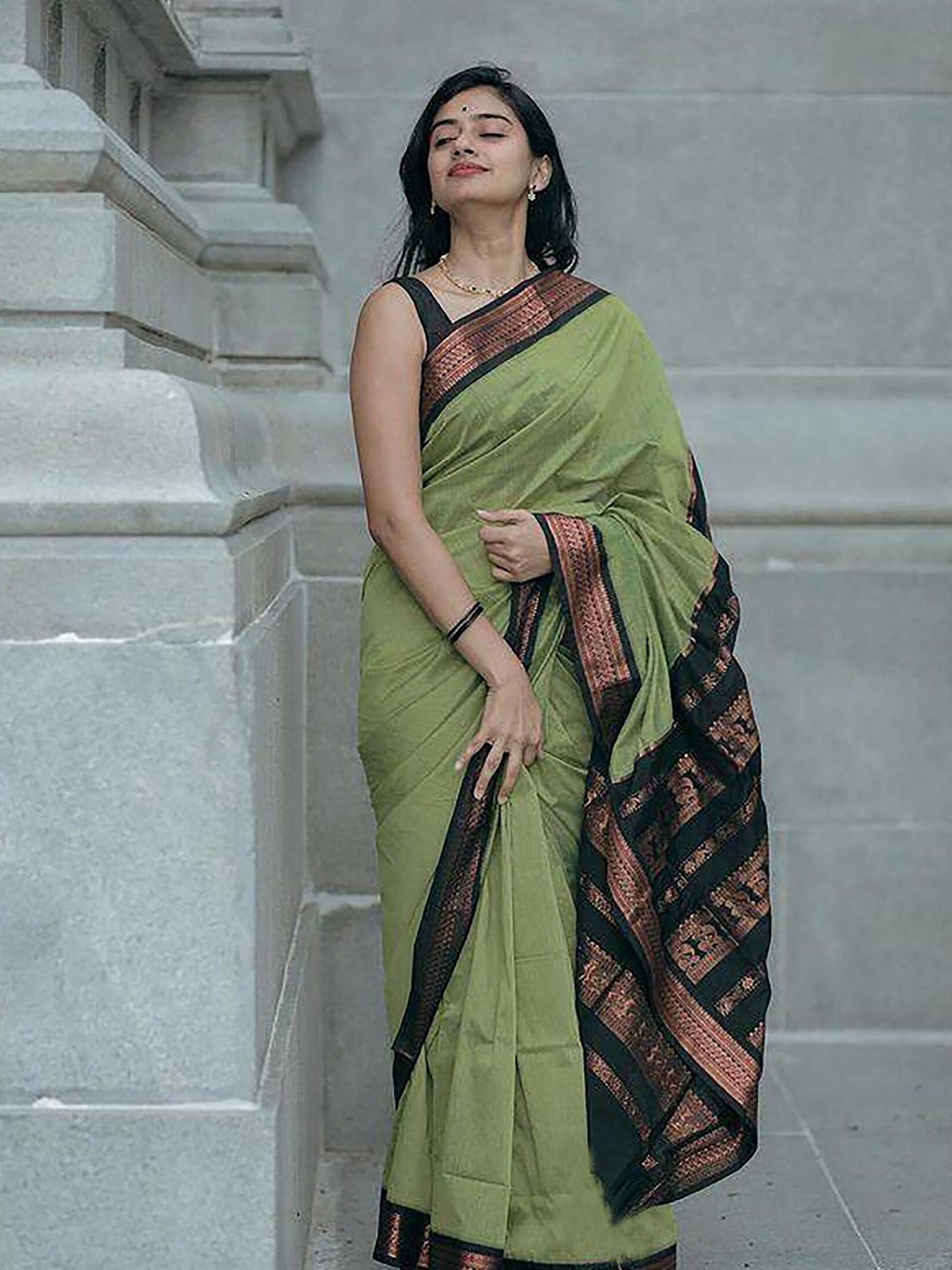 

KALINI Green & Gold-Toned Zari Woven Design Kanjeevaram Saree