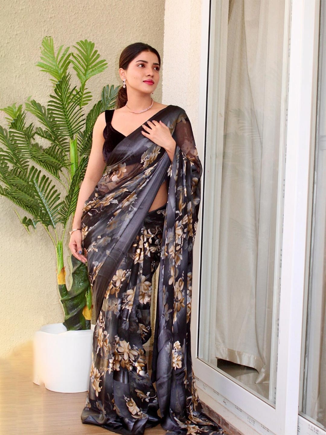 

Sitanjali Printed Floral Pure Georgette Saree, Black
