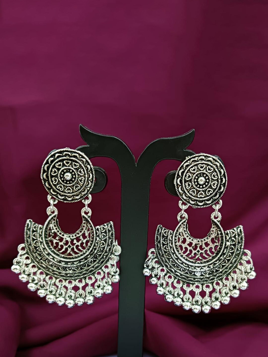 

Efulgenz Silver-Plated Contemporary Oxidised Chandbalis