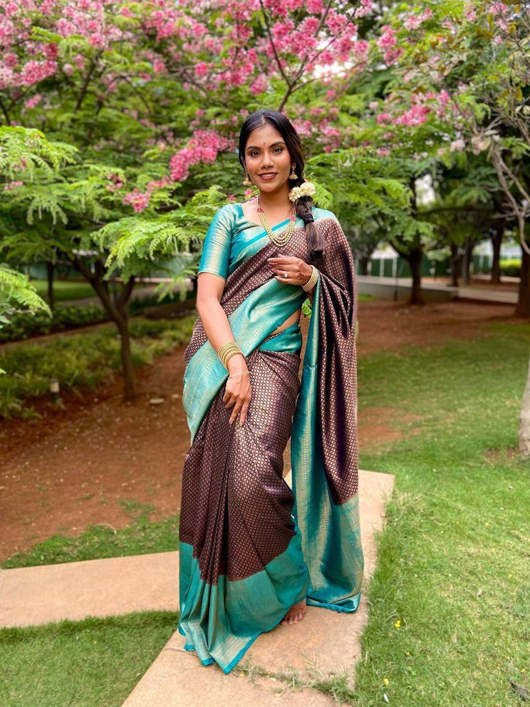 

Quelea Ethnic Motifs Woven Design Zari Pure Silk Kanjeevaram Saree, Turquoise blue