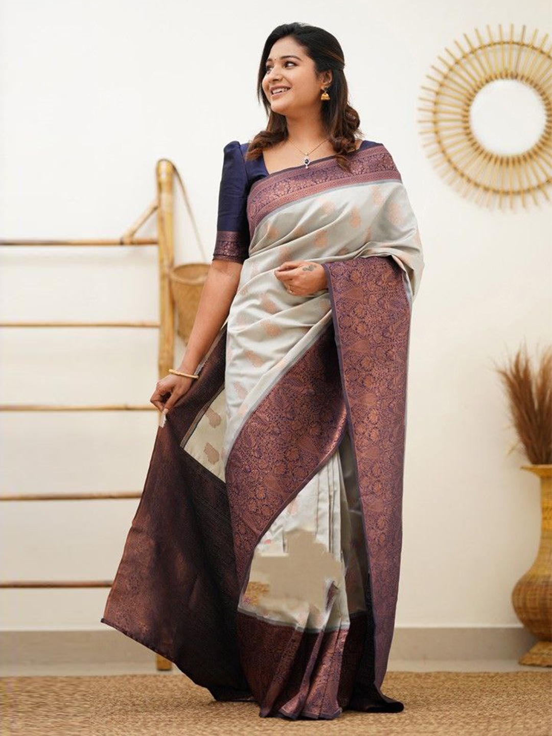 

Quelea Ethnic Motifs Woven Woven Design Zari Pure Silk Kanjeevaram Saree, Grey