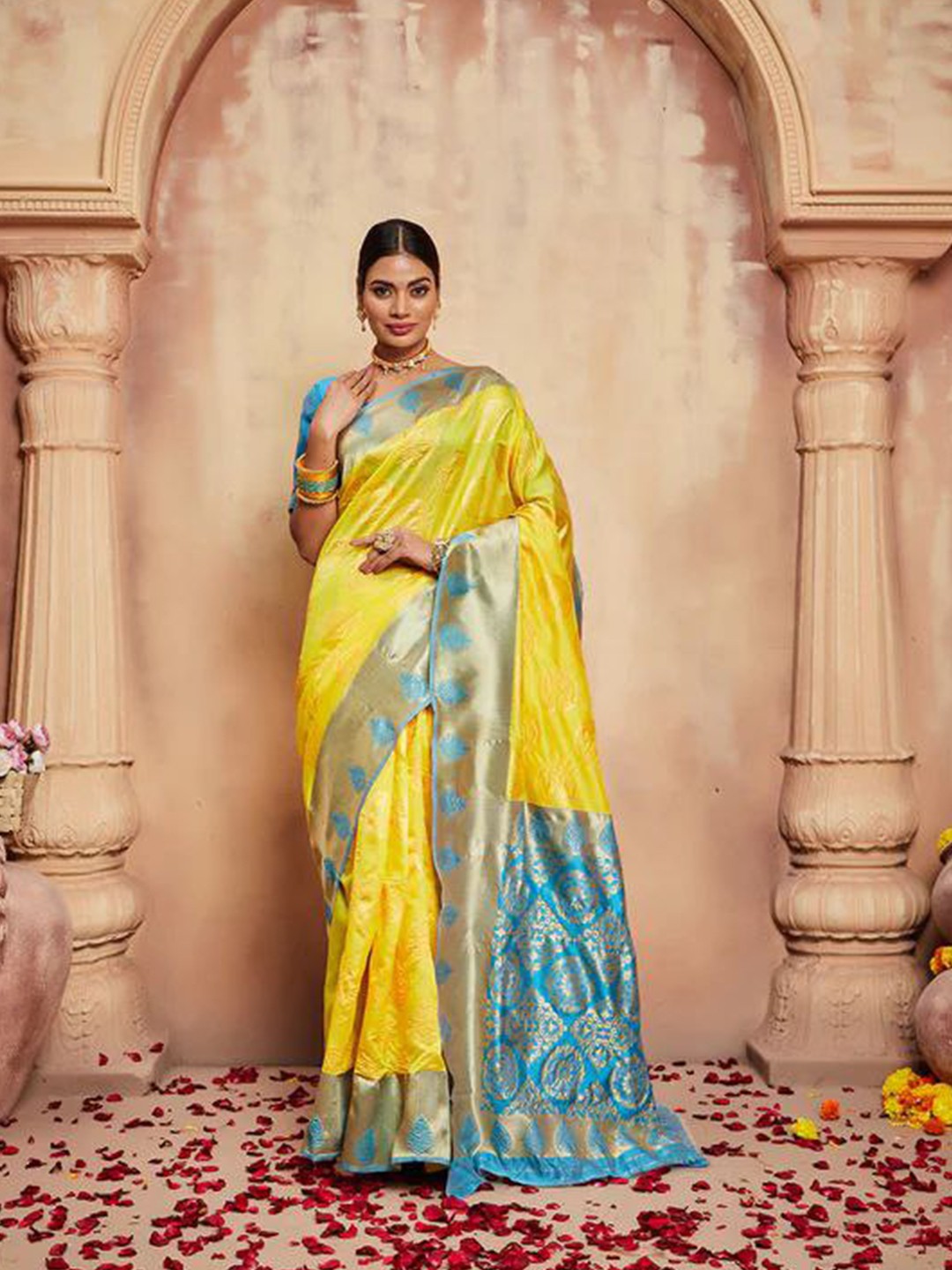 

Quelea Woven Design Zari Pure Silk Kanjeevaram Saree, Yellow