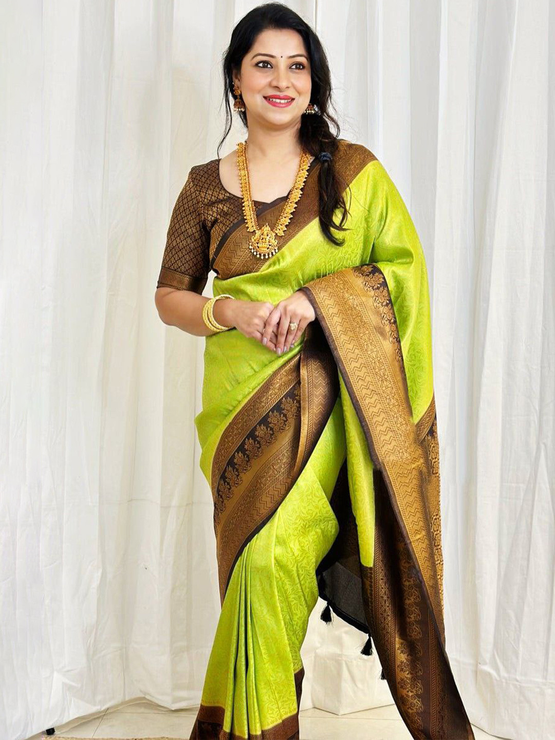 

Quelea Floral Woven Design Zari Pure Silk Kanjeevaram Saree, Lime green