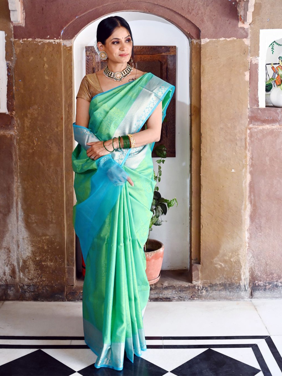 

PTIEPL Banarasi Silk Works Floral Woven Design Zari Banarasi Saree, Green