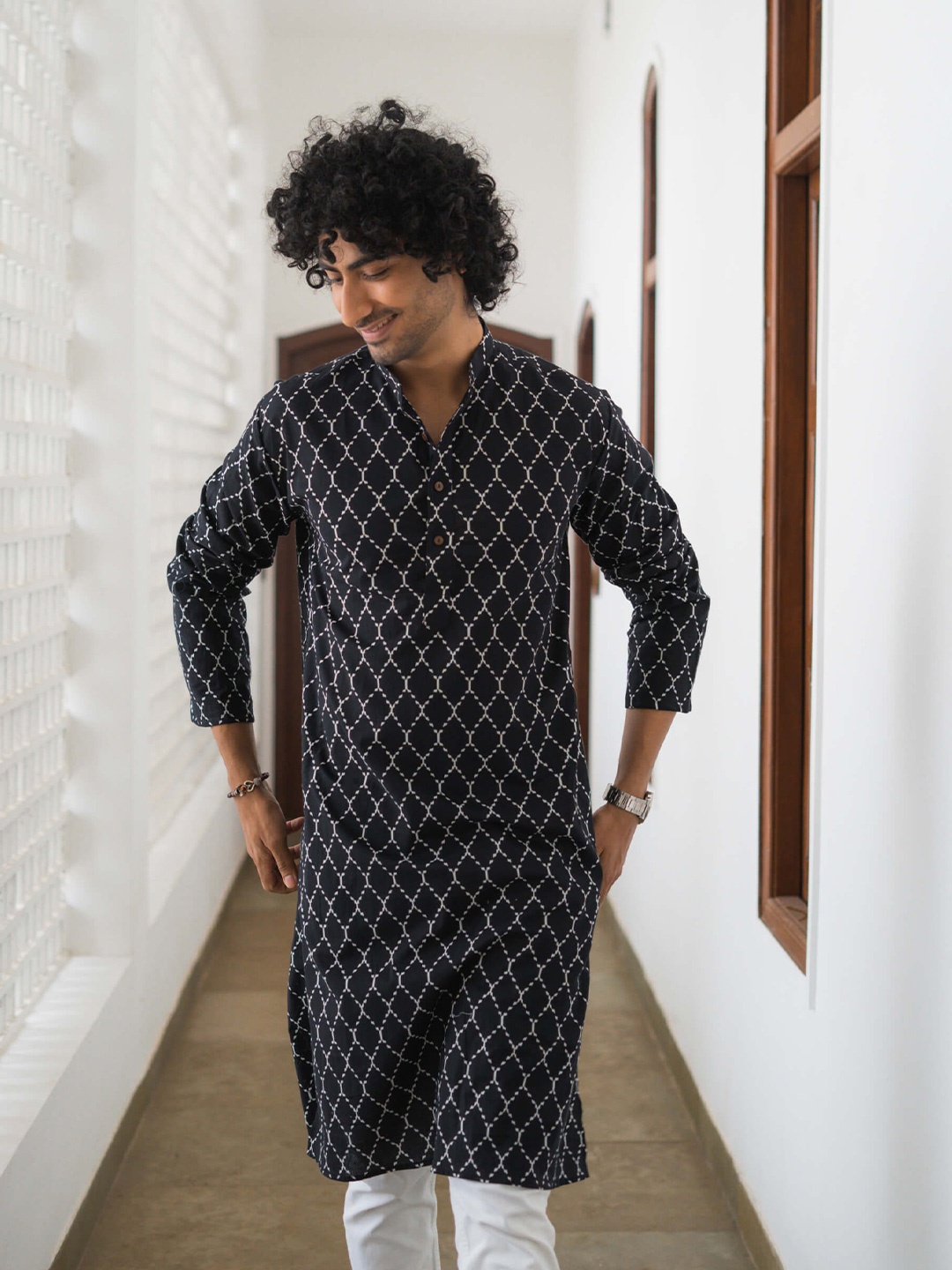 

Shasak Geometric Printed Mandarin Collar Straight Kurta, Black