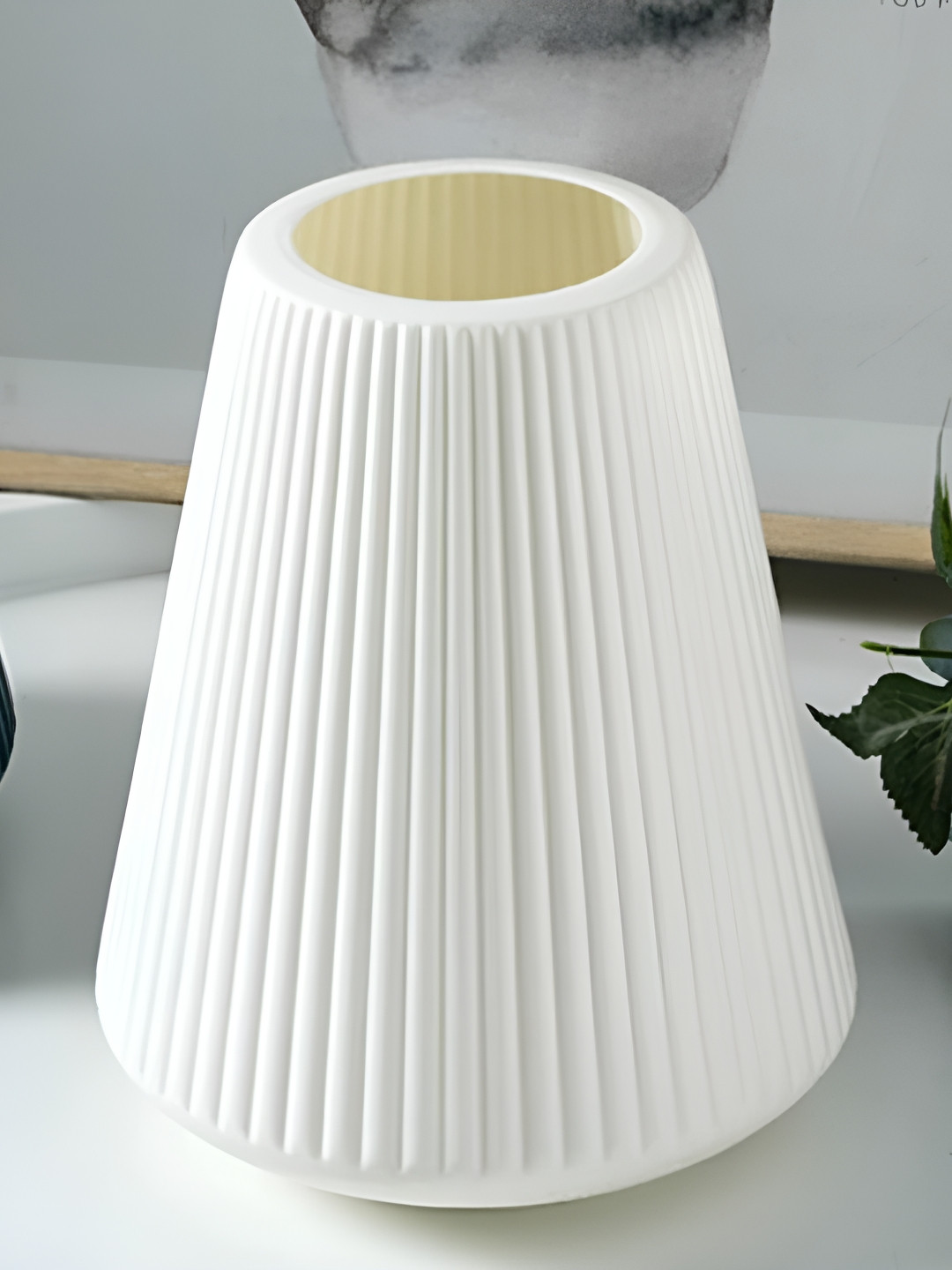 

Satyam Kraft White Light Weight Flower Vase