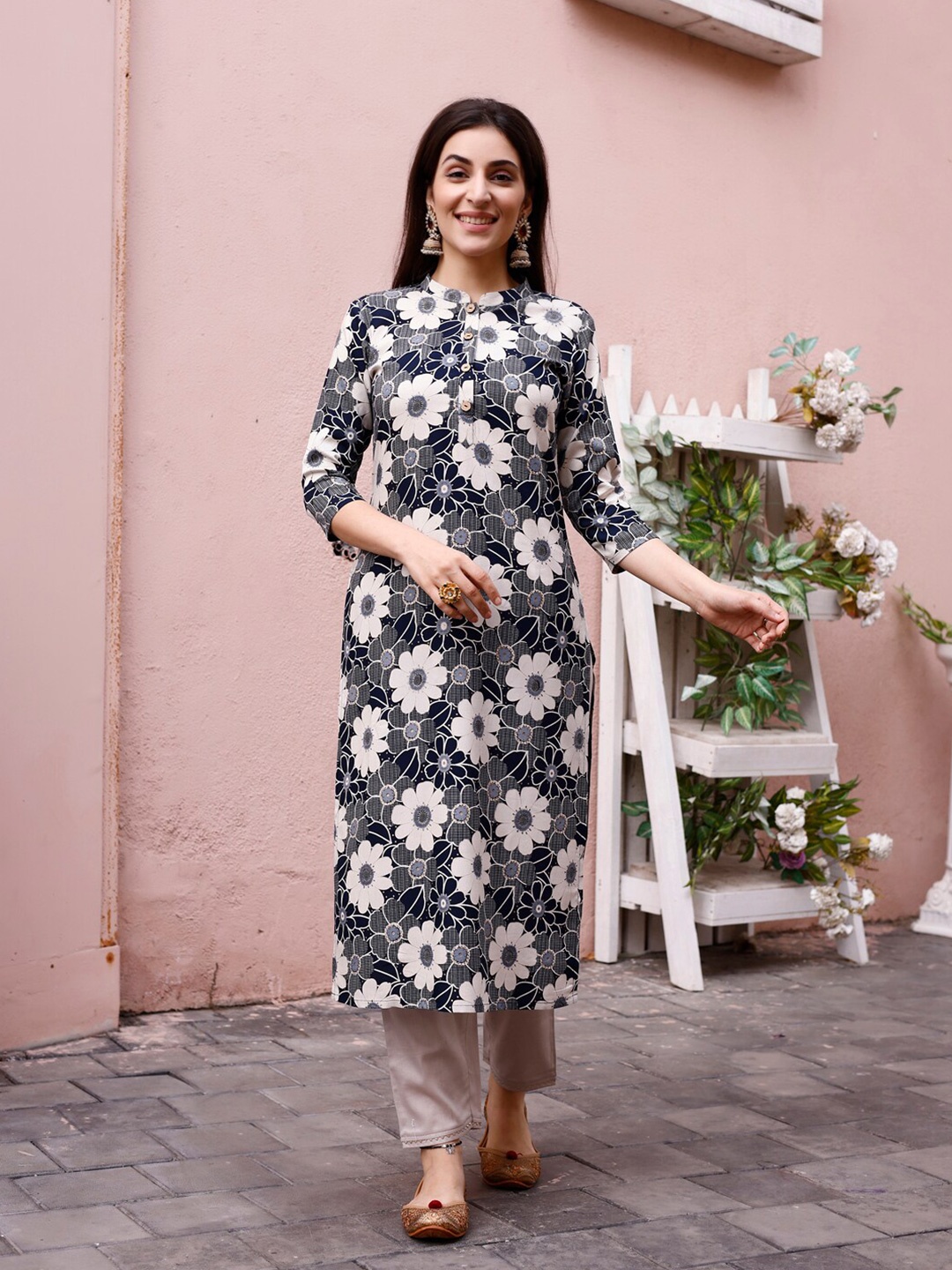 

KALINI Mandarin Collar Embroidered Cold-Shoulder Sleeves Floral Kurta, Navy blue