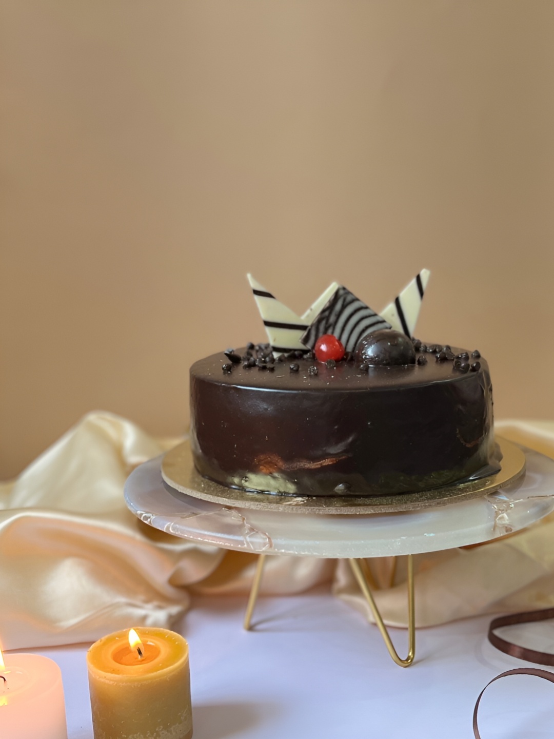 

HOMEARTE Taupe Stoneware Easy to Clean Cake Stand with Metal Stand