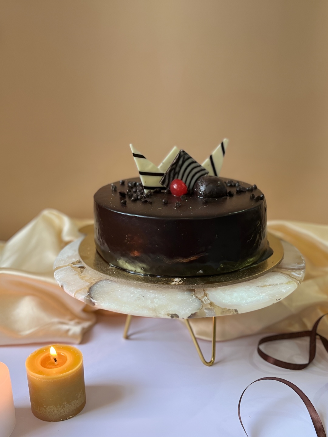 

HOMEARTE Beige & White Stoneware Easy to Clean Cake Stand with Metal Stand