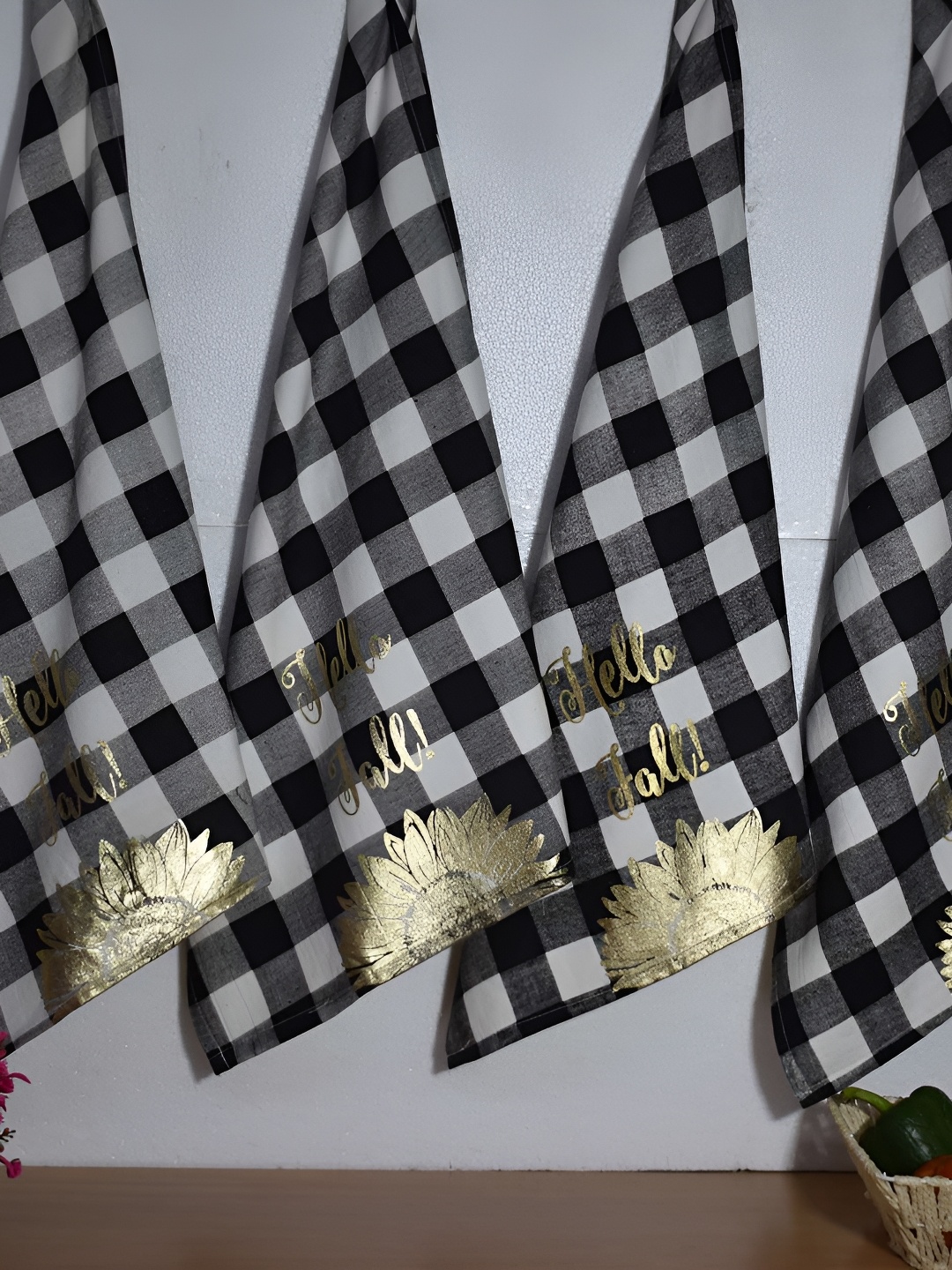

Aura Black & White 4 Pieces Checked 300 GSM Cotton Hand Towels