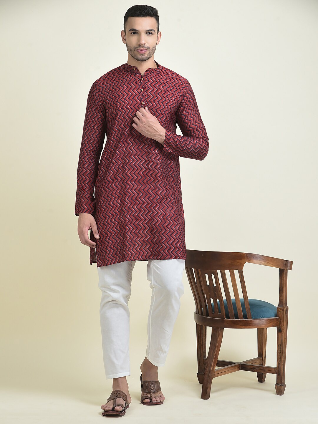 

DEYANN Chevron Printed Straight Kurta with Pyjamas, Red