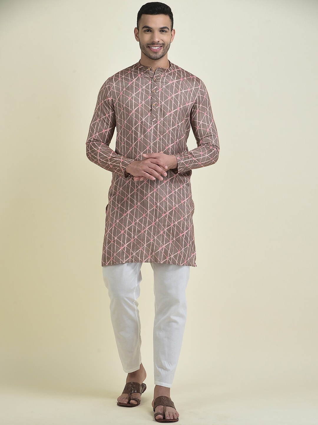 

DEYANN Geometric Printed Mandarin Collar Straight Kurta with Pyjamas, Pink