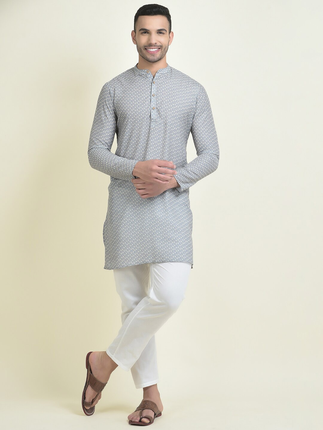 

DEYANN Floral Printed Mandarin Collar Straight Kurta With Pyjama, Silver