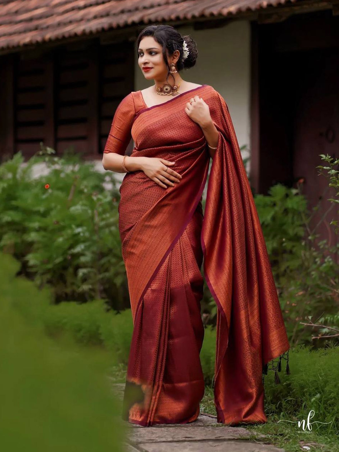 

RadadiyaTRD Ethnic Motifs Zari Silk Cotton Banarasi Saree, Maroon