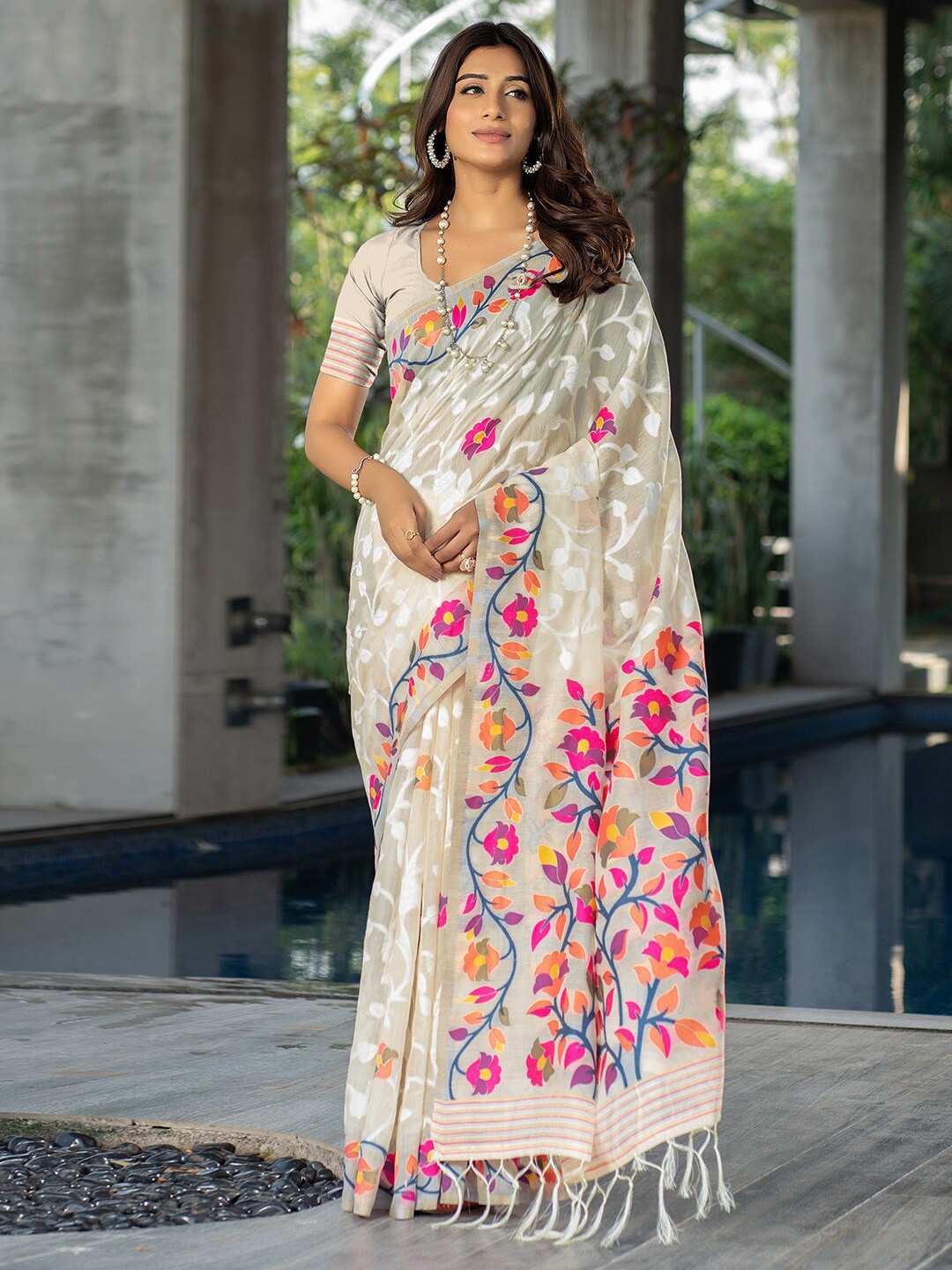 

Mitera Cream & Red Floral Embroidered Pure Cotton Jamdani Saree