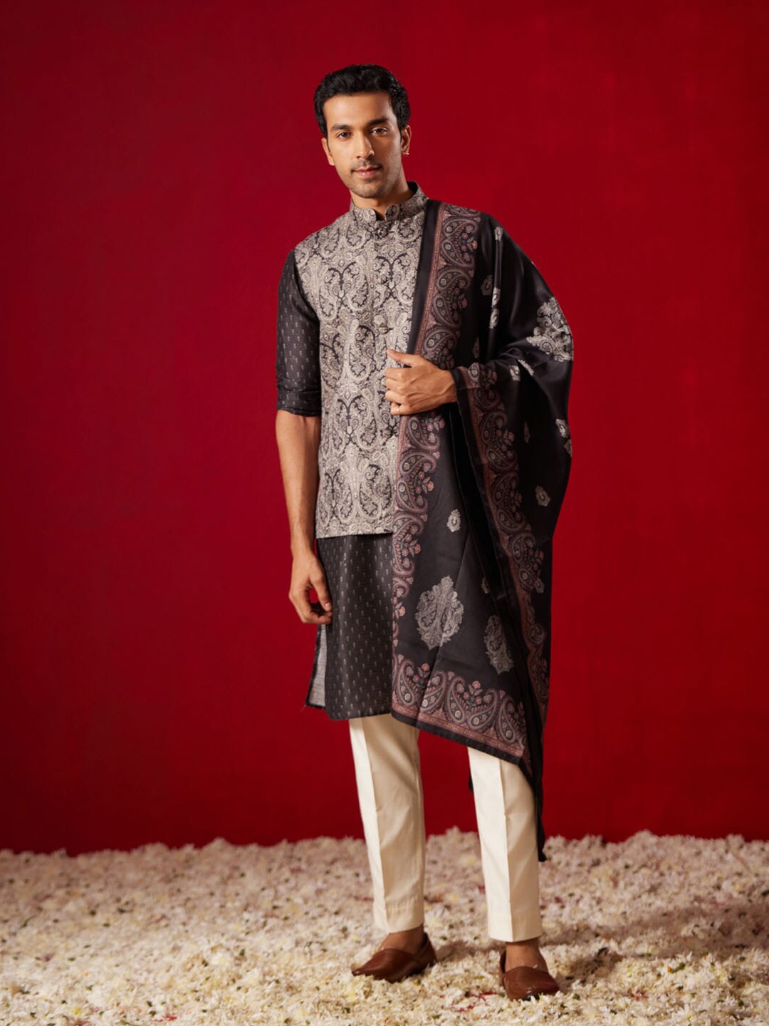 

SHRESTHA BY VASTRAMAY Ethnic Motifs Printed Straight Kurta With Pyjama & Jacket, Black