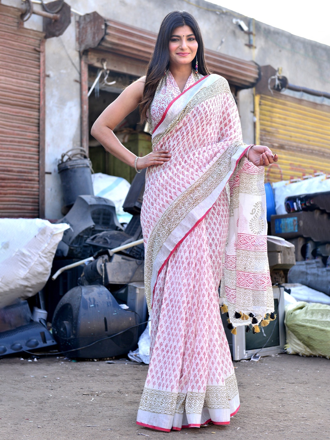 

Shivanya Handicrafts Floral Printed Zari Block Print Saree, White