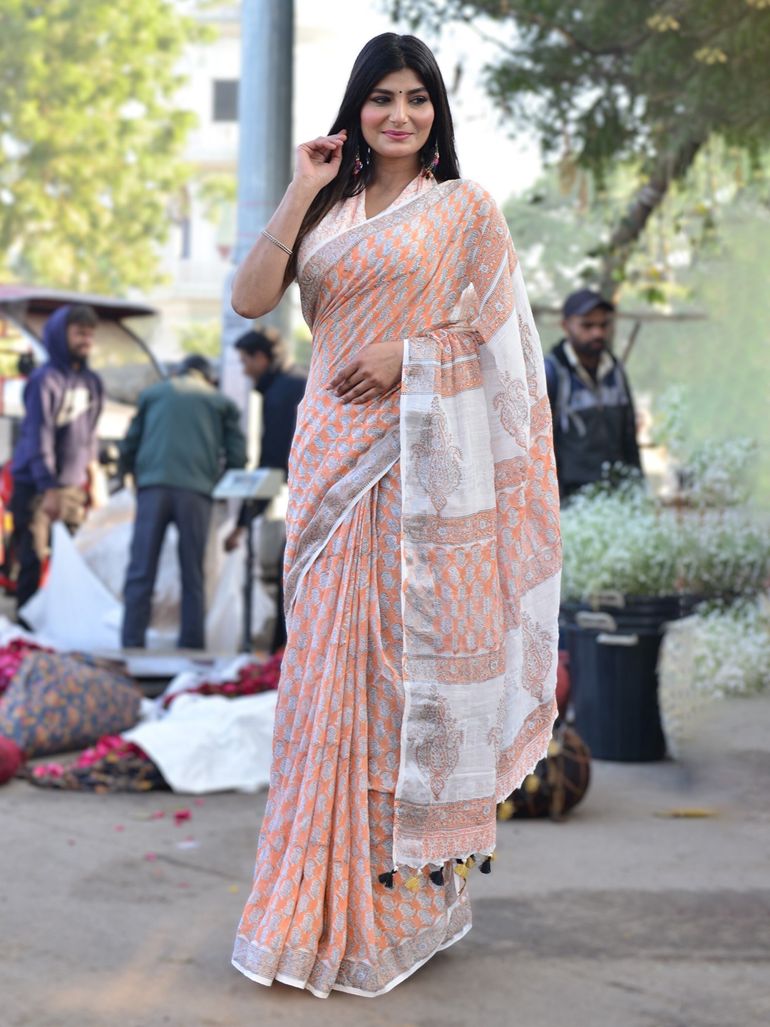 

Shivanya Handicrafts Floral Linen Blend Block Print Saree, Orange