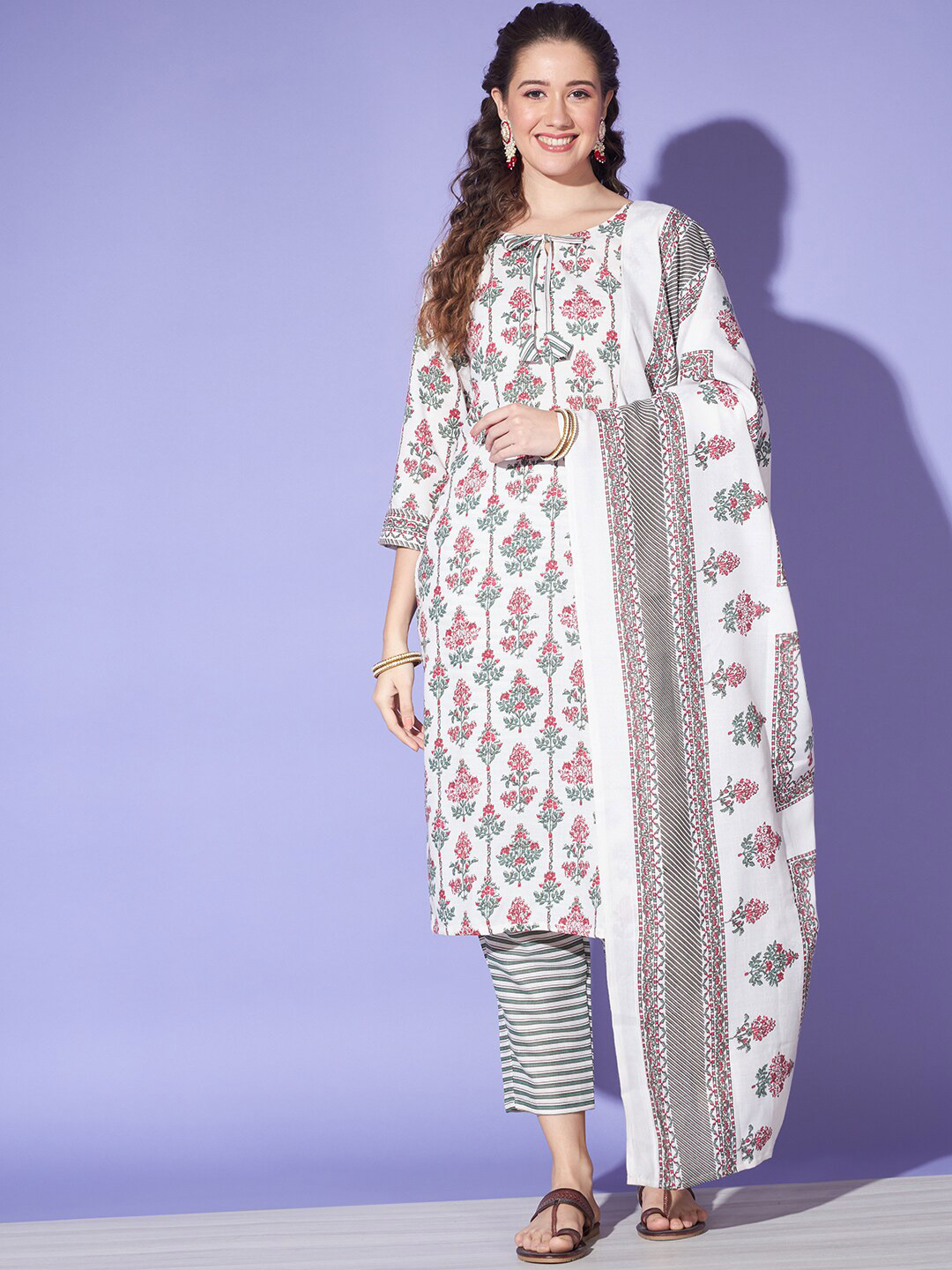 

Angroop Floral Printed Tie Up Neck Three-Quarter Sleeves Kurta Set, Off white