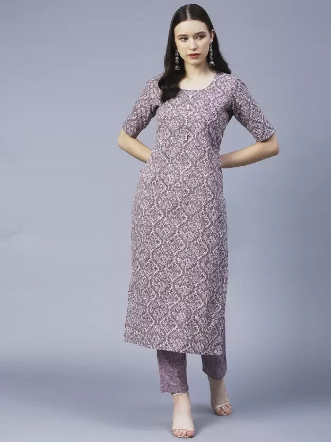 

Sitanjali Floral Printed Round Neck Straight Kurta With Pyjama, Purple
