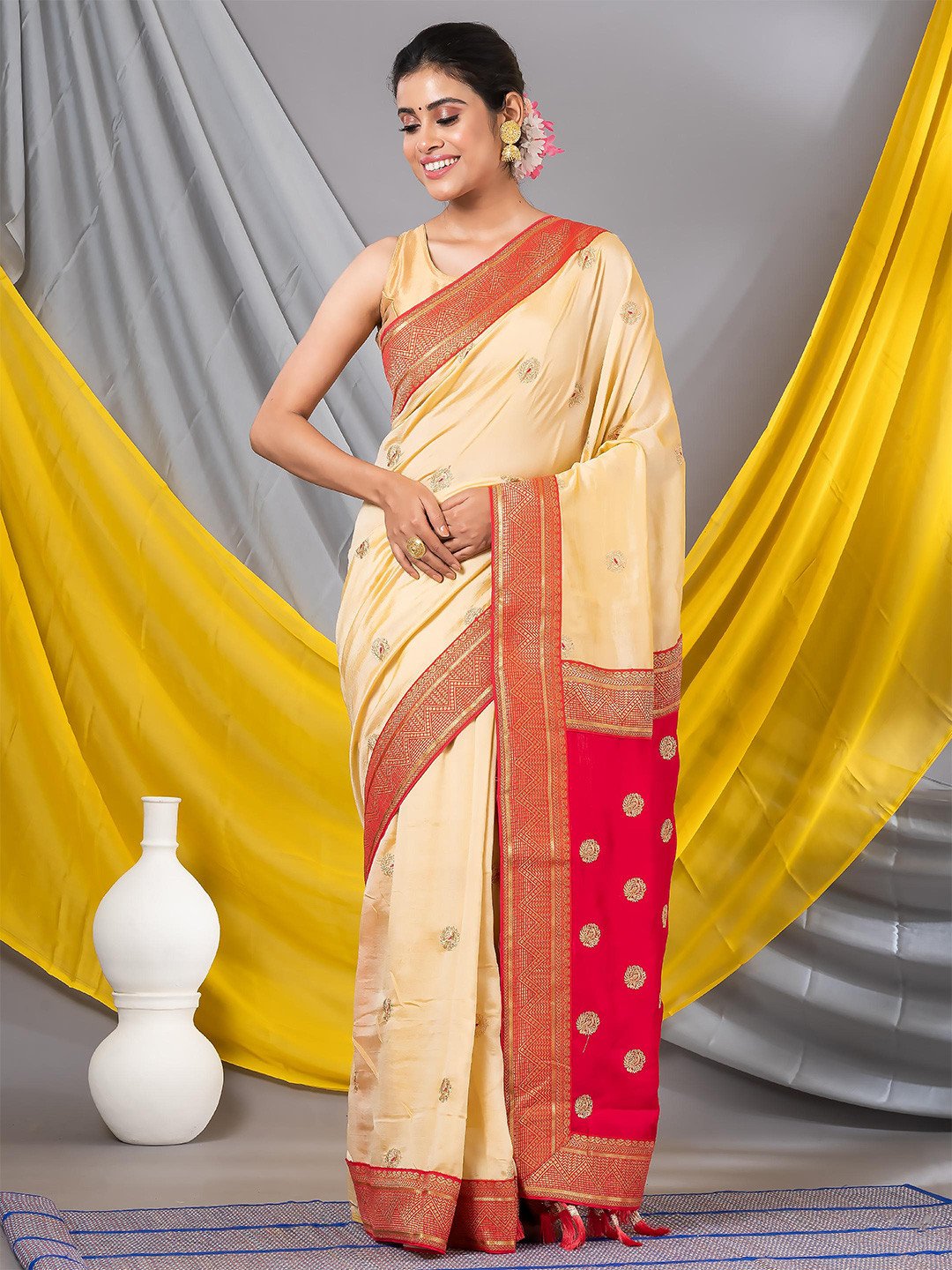 

MAHALASA Ethnic Motifs Embroidered Zari Saree, Red