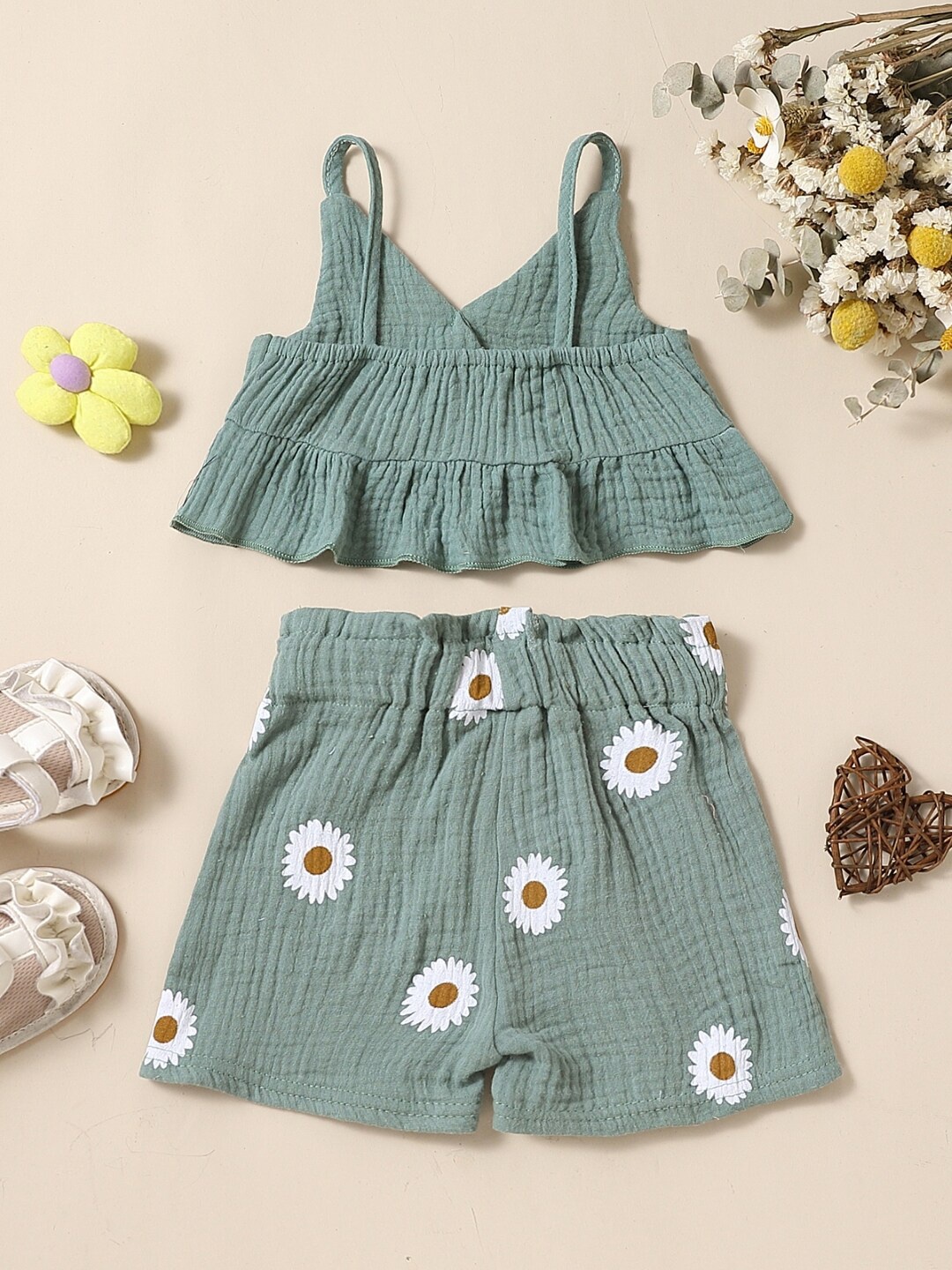 

StyleCast Girls Green & White Floral Printed Pure Cotton Top with Shorts