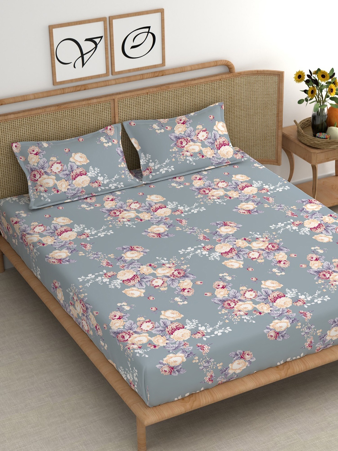 

CHHAVI INDIA Grey & White Floral Cotton 210 TC King Bedsheet With 2 Pillow Covers